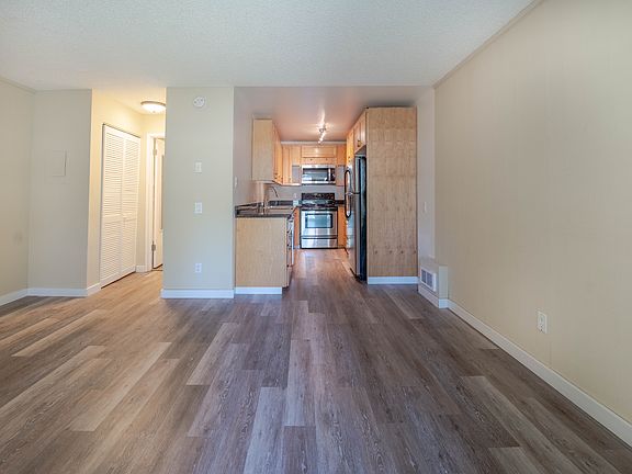 5th image of 6440 139th Pl NE APT 13