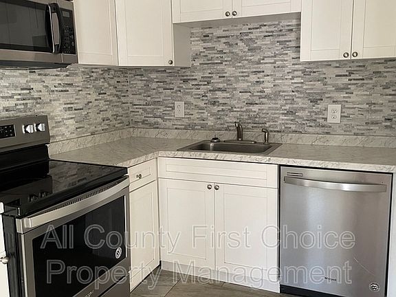 2nd image of 1163 Drew St Unit 4