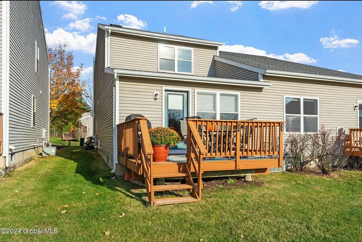 3 bed, 1250 sqft, $2,650 — Photo 2