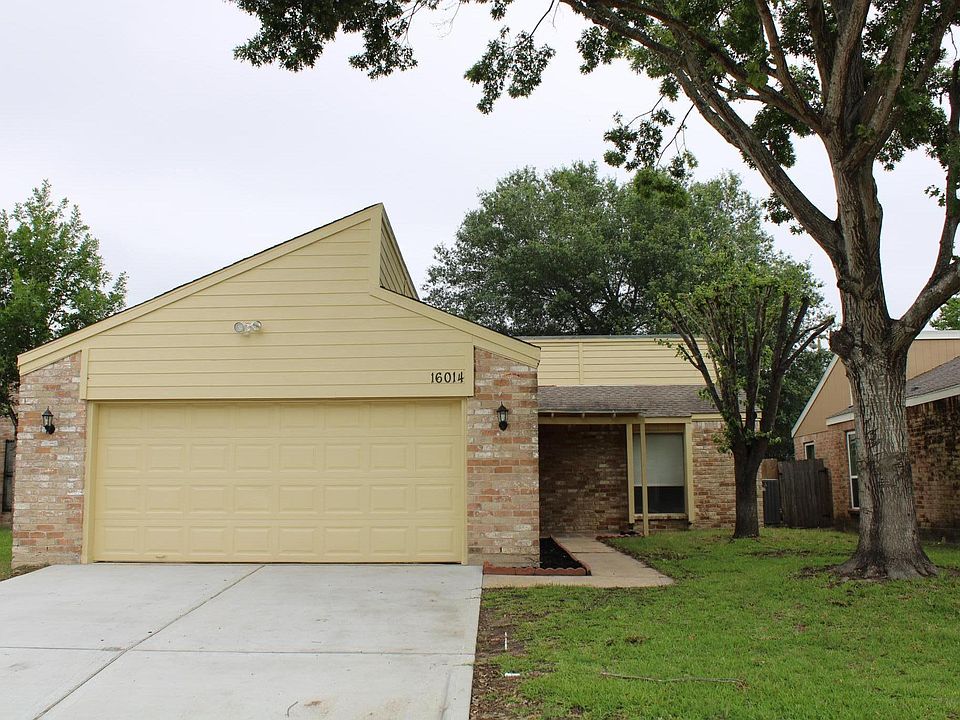 Front Yard and freshly paved Drive Way