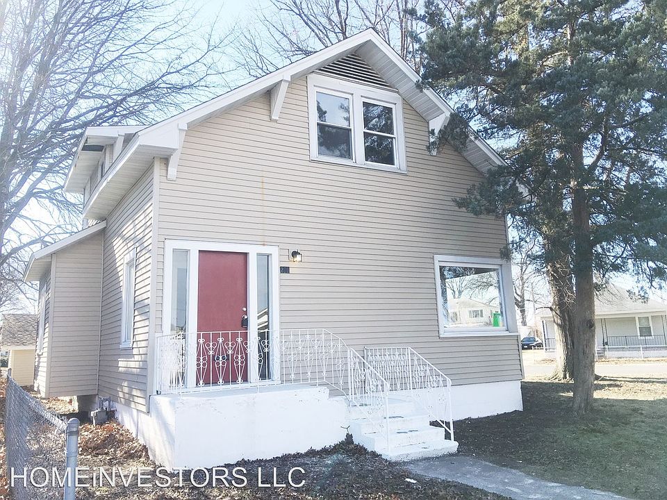 1st image of 209 E McCasland Ave