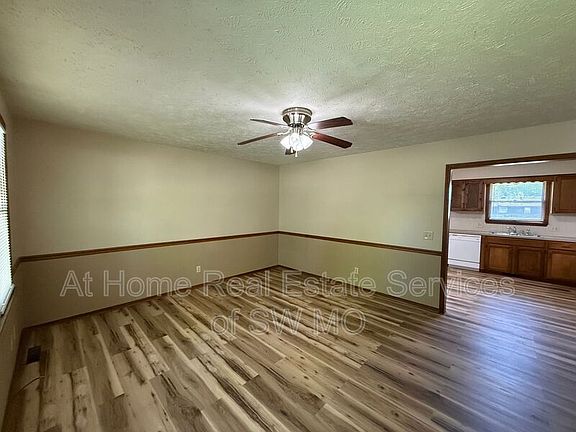 3rd image of 103 S Cottonwood Ave