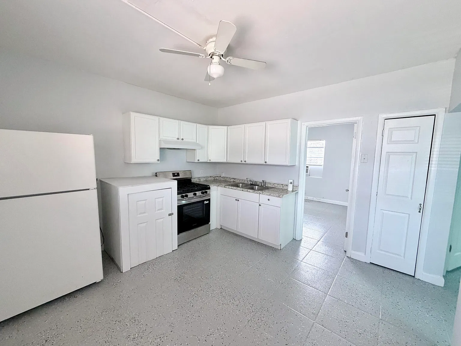 2 bed, 1.0 bath, 700 sqft, $1,650 — Photo 2