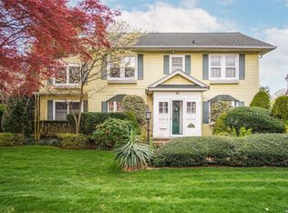 20 Roxbury Rd, Rockville Centre, NY 11570