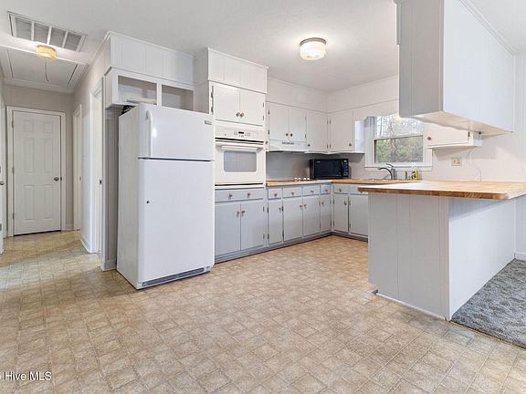 5th image of 103 Winter Cir