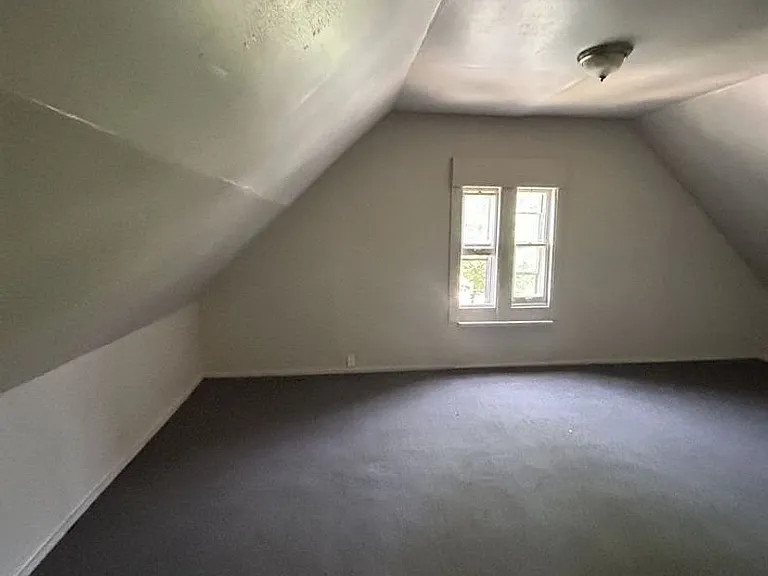 2121 W Brown St — Photo 2