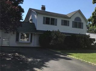 10 Cinder Ln, Hicksville, NY 11801