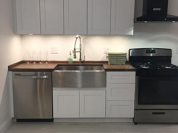 3rd image of 16 E 40th St