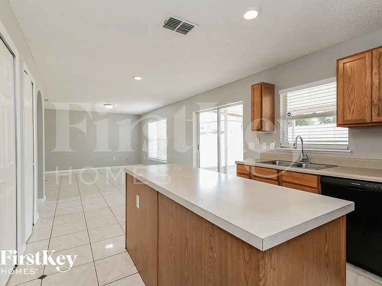 215 Lobelia Dr — Photo 6