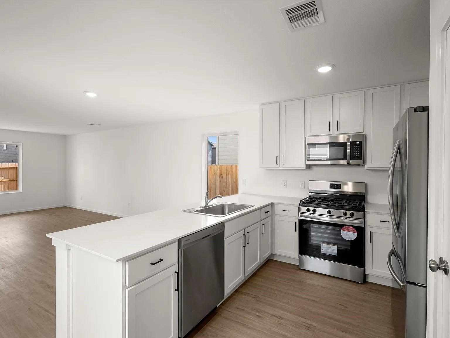 4 bed, 2.5 bath, 1530 sqft, $1,750 — Photo 3