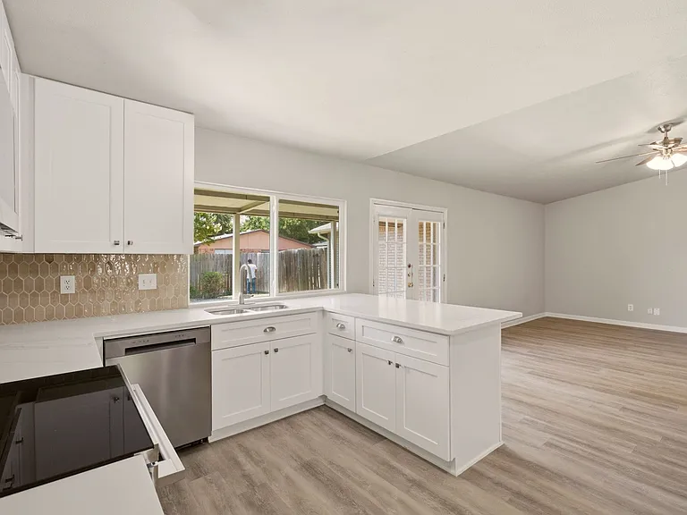 1616 Stockton Trl — Photo 12