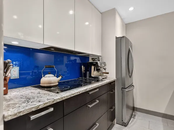 936 Bute St #202, Vancouver, BC V6E 1Y8