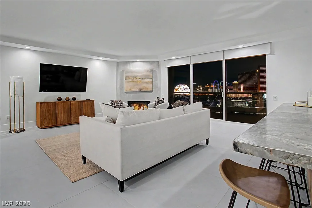Turnberry Place — Photo 3