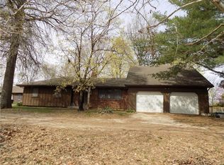 962 E Jw Cummins Rd, Oak Grove, MO 64075