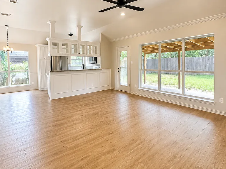 103 N Point Dr — Photo 2