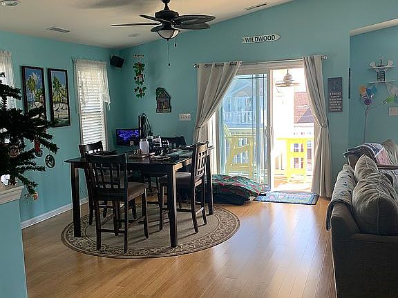 Top unit dining room