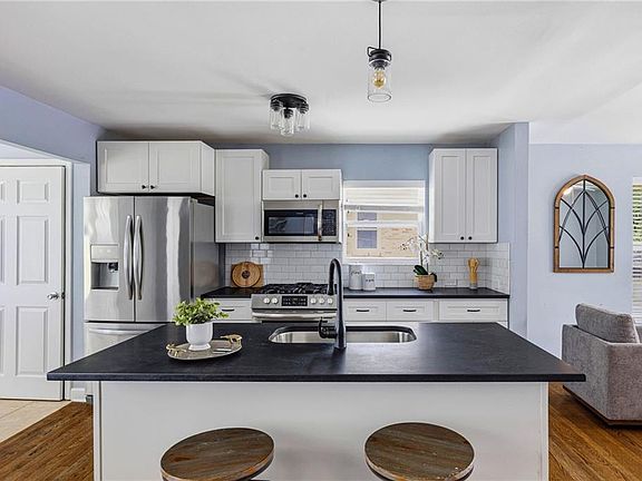 5th image of 892 Scott Cir