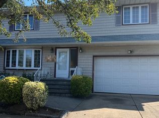 900 N 6th St, New Hyde Park, NY 11040