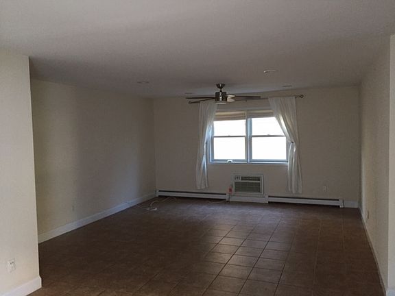 5th image of 646 E Beech St #1