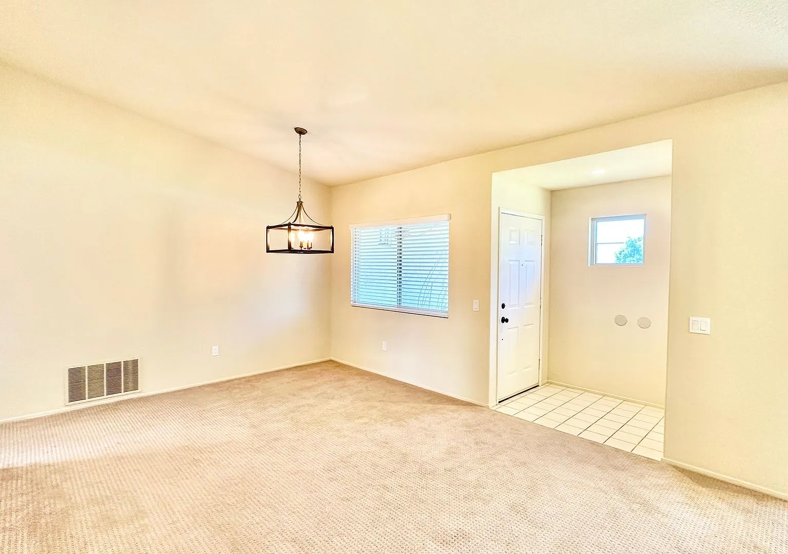 Lovely Single Story Home in Quiet Neighborhood of Fallbrook, Minutes to Everything! — Photo 3