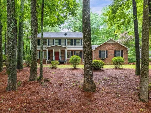 4012 Bienvenue Dr, Greensboro, NC 27409