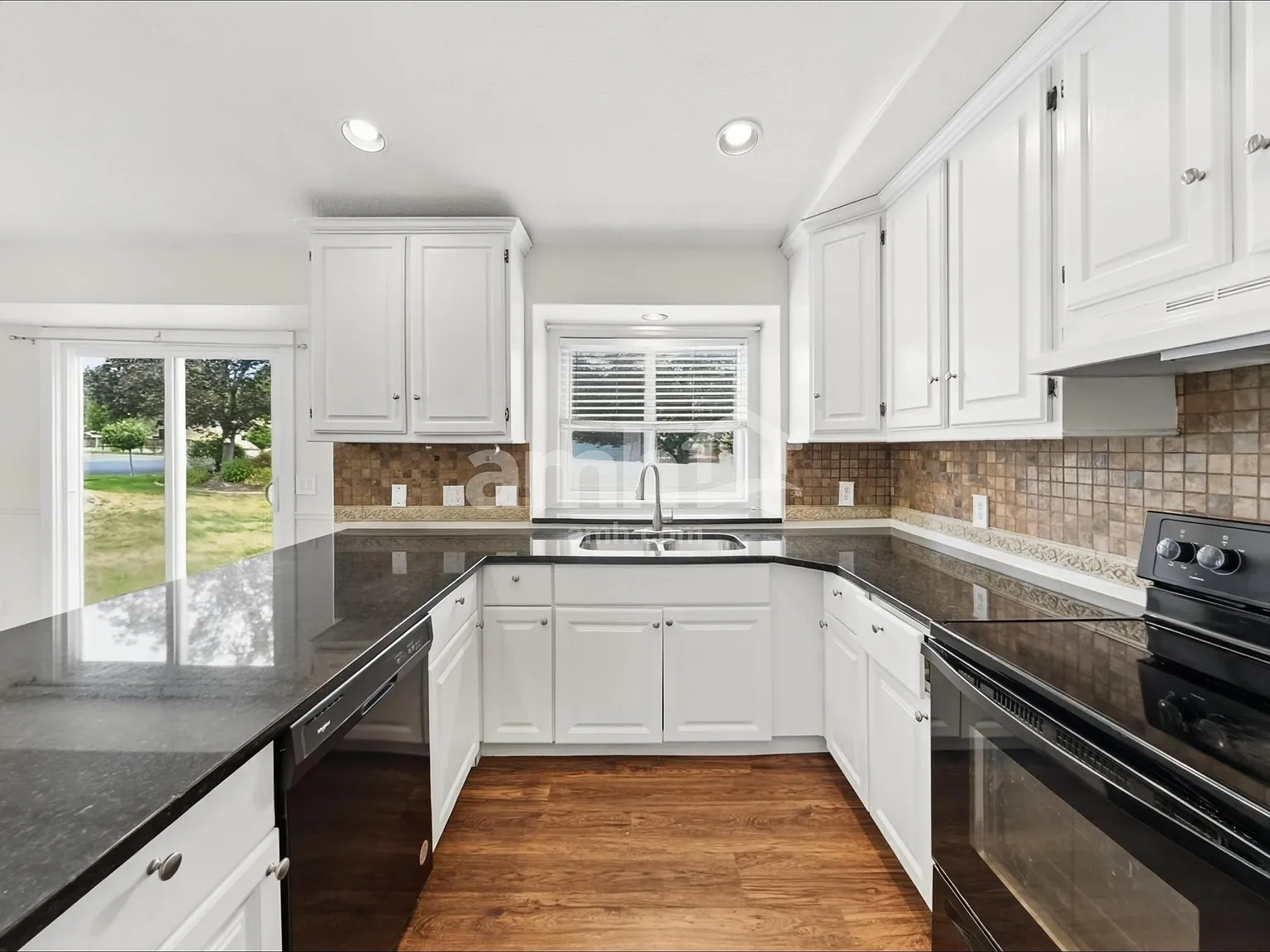 5 bed, 3.0 bath, 2342 sqft, $2,545 — Photo 3