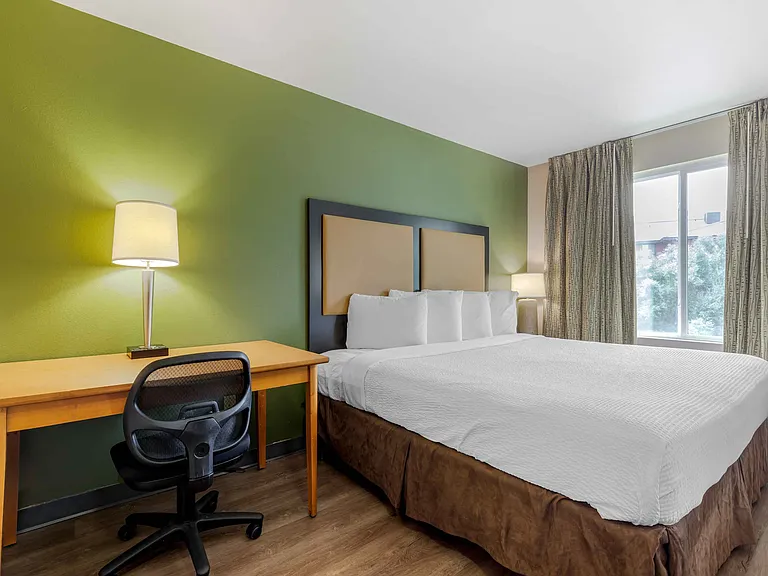 Deluxe Studio - 1 King Bed