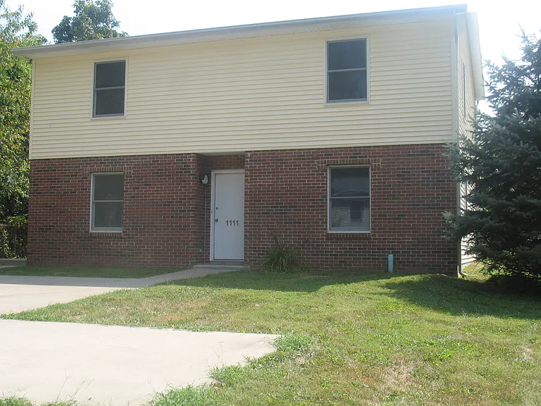 1111 S Park Ave — Photo 1