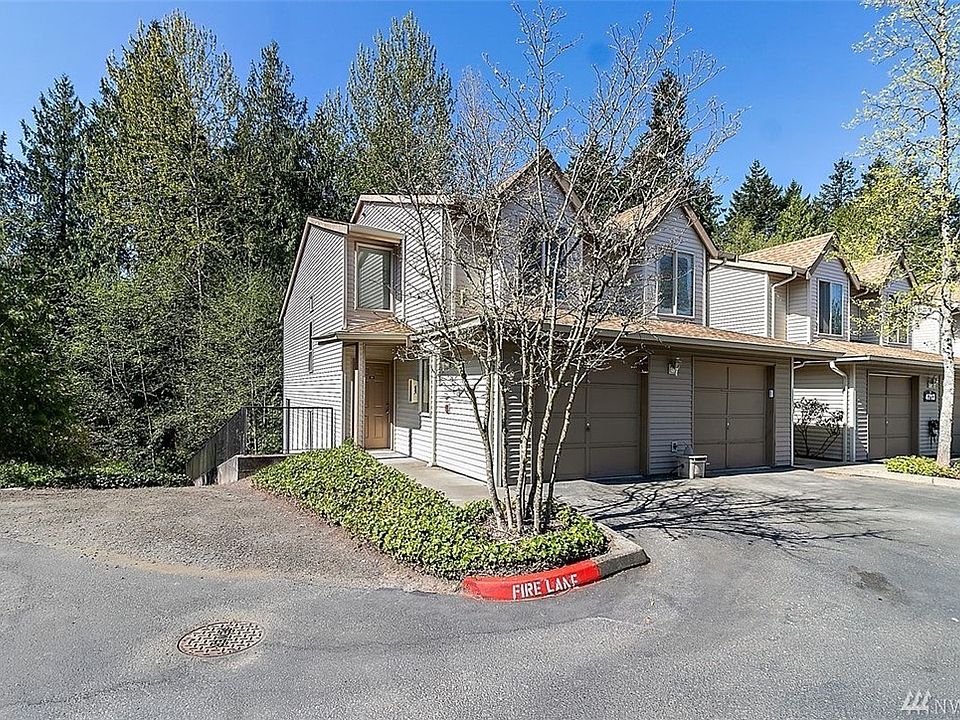 Well maintained condominium complex. This unit is on south end unit. And backed up with the greenbelt.