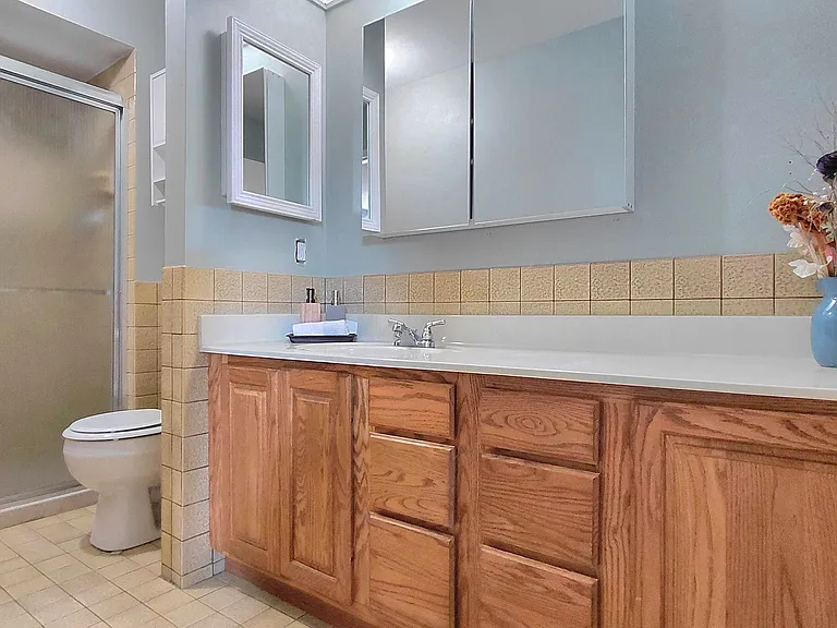 874 Hollyridge Dr — Photo 13