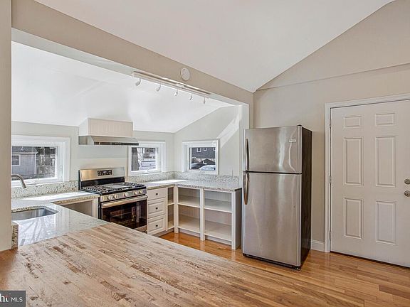 3rd image of 1916 Ridgeville Rd