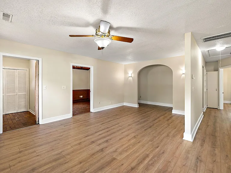 13 Joyce Ave — Photo 3