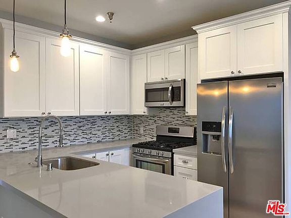 3rd image of 10560 Santa Monica Blvd APT 3