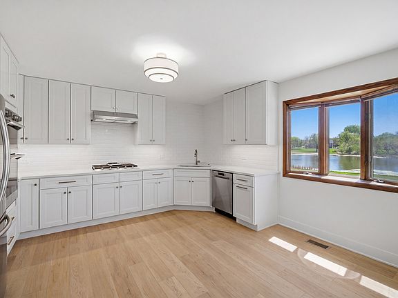 3rd image of 28 Windemere Ln