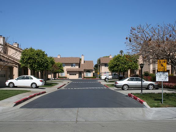 Well-maintained 13-unit HOA townhouse complex with new asphalt and weekly landscaping (excluding backyard)