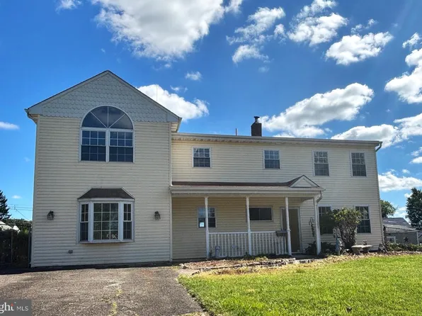 103 Holly Dr, Levittown, PA 19055