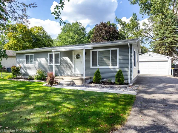 33850 Colfax Dr, Farmington Hills, MI 48335