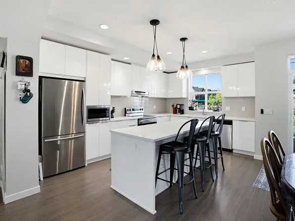11295 Pazarena Pl #2104, Maple Ridge, BC V2X