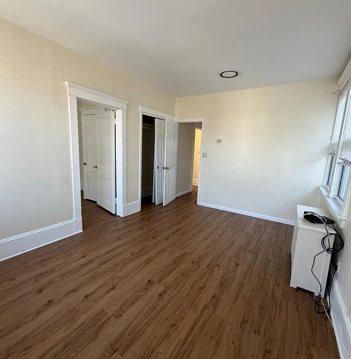 4 bed, 1.0 bath, 2303 sqft, $2,650 — Photo 2