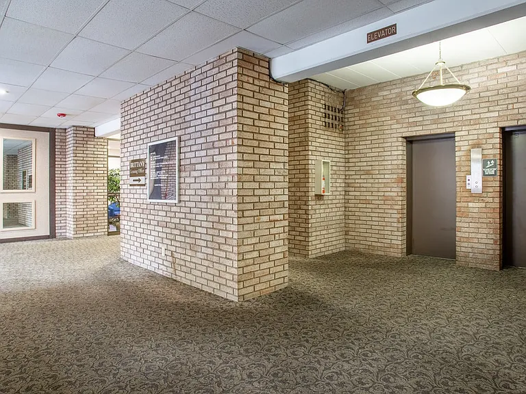 Brittany Apartments — Photo 8