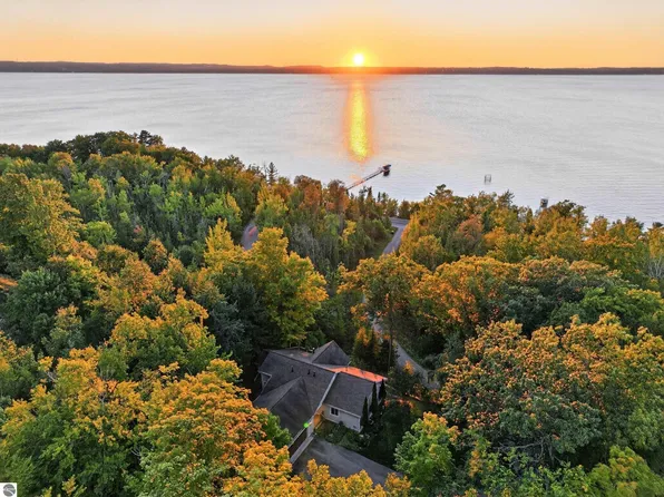 10101 Peninsula Dr, Traverse City, MI 49686