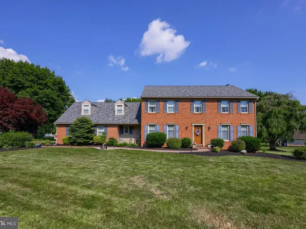 8 Waterfront Estates Dr, Lancaster, PA 17602