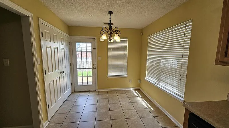 3 bed, 2.0 bath, 1341 sqft, $1,525 — Photo 4