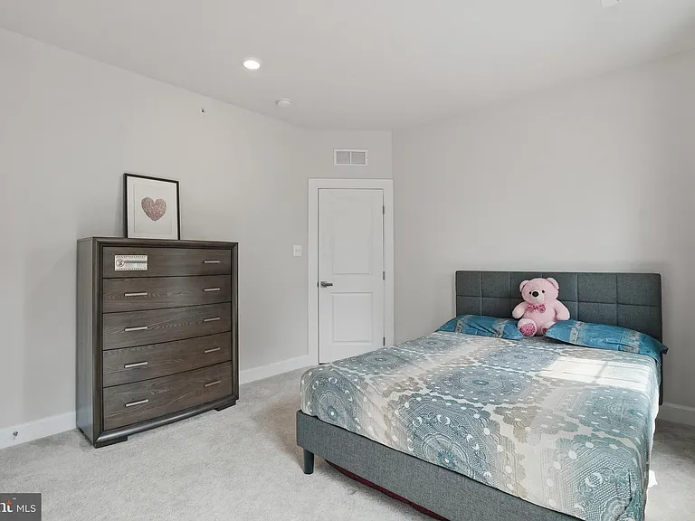411 W Ponds Edge Dr — Photo 31