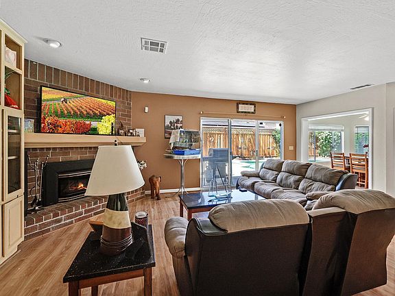 4th image of 425 Cecelio Way