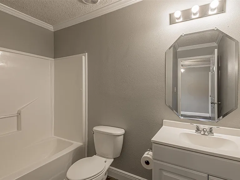164 Varsity Dr — Photo 22