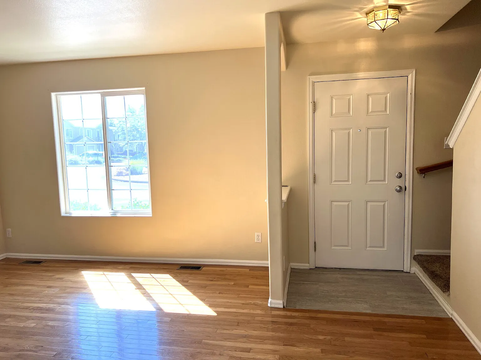 2 bed, 1.0 bath, 989 sqft, $1,275 — Photo 2