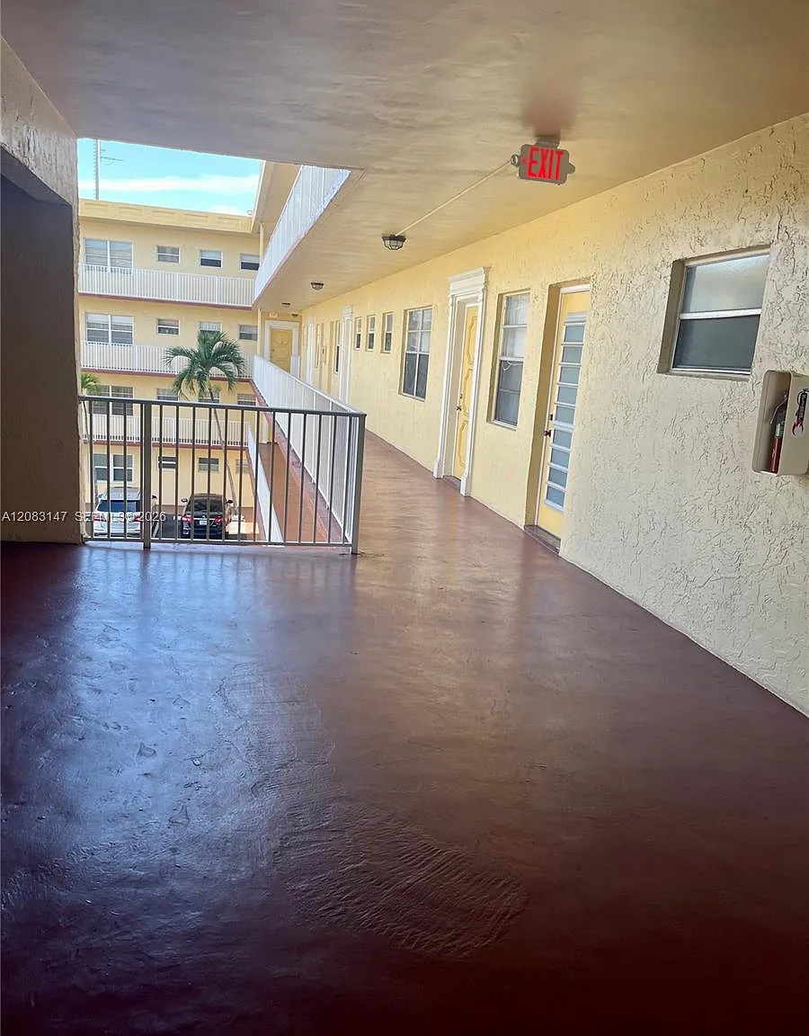 Topaz South Condo — Photo 3