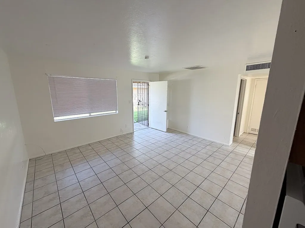 2 bed, 720 sqft, $1,200 — Photo 3