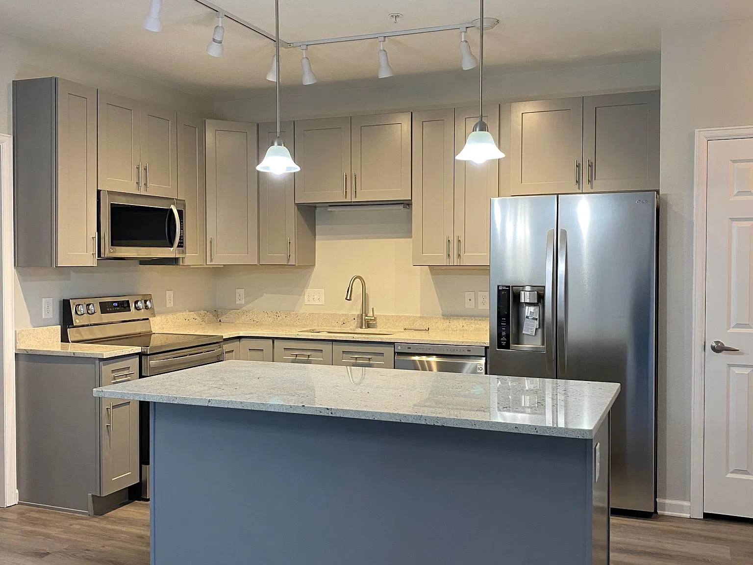 2 bed, 1334 sqft, $2,100 — Photo 2